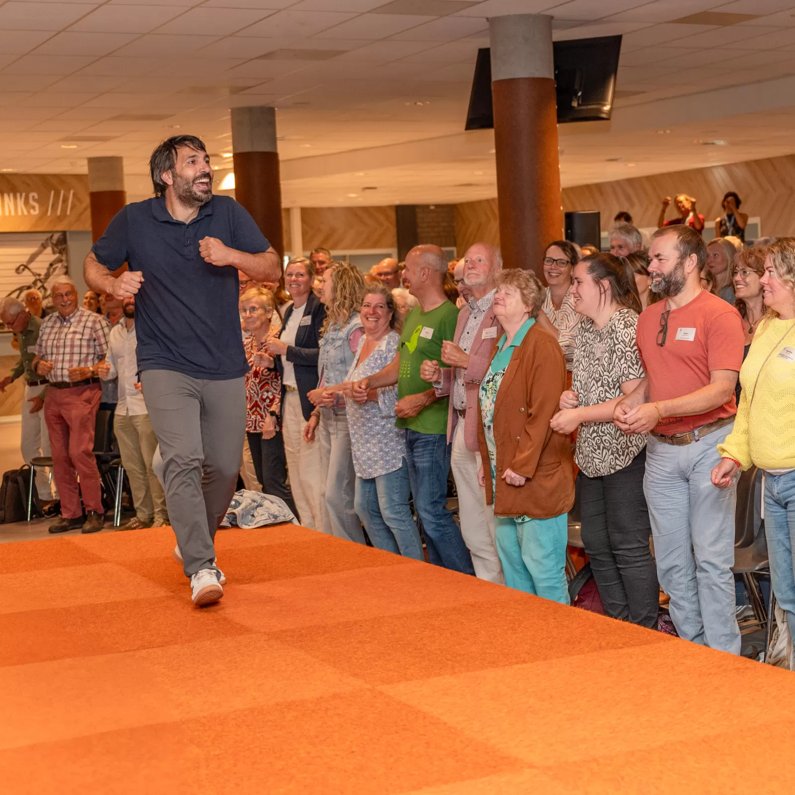 Spreker Fabio laat de zaal bewegen