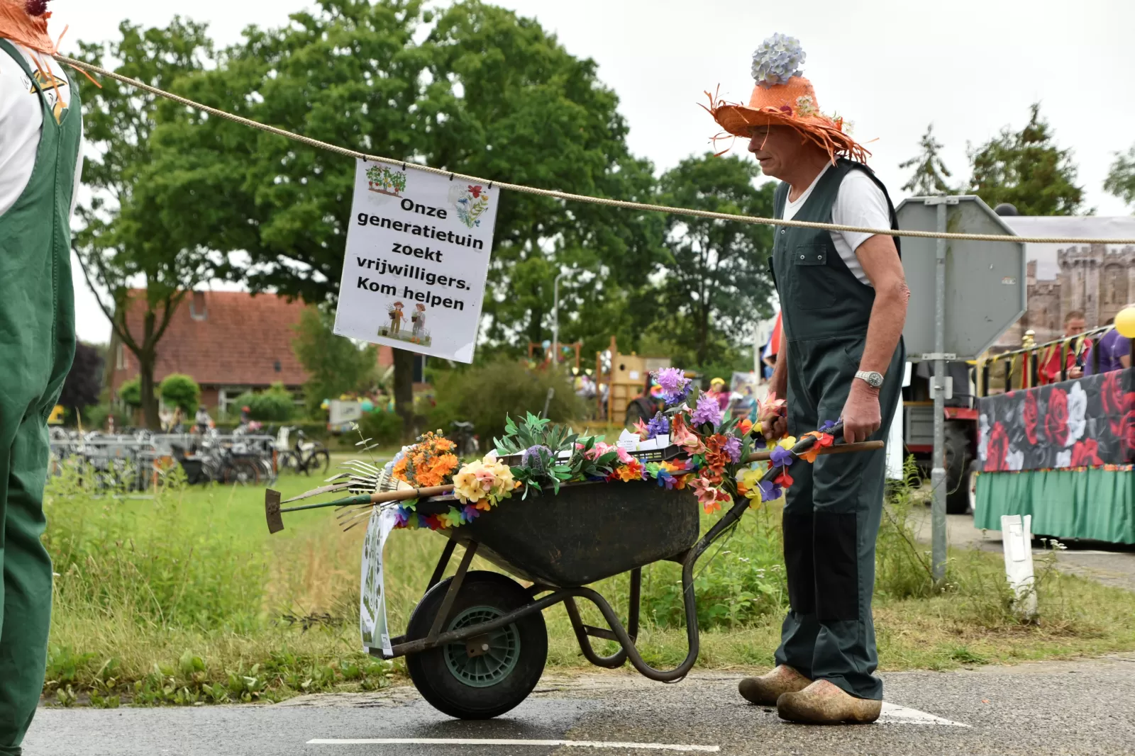 Vrijwilliger aan de slag bij evenement Generatietuin Meddo