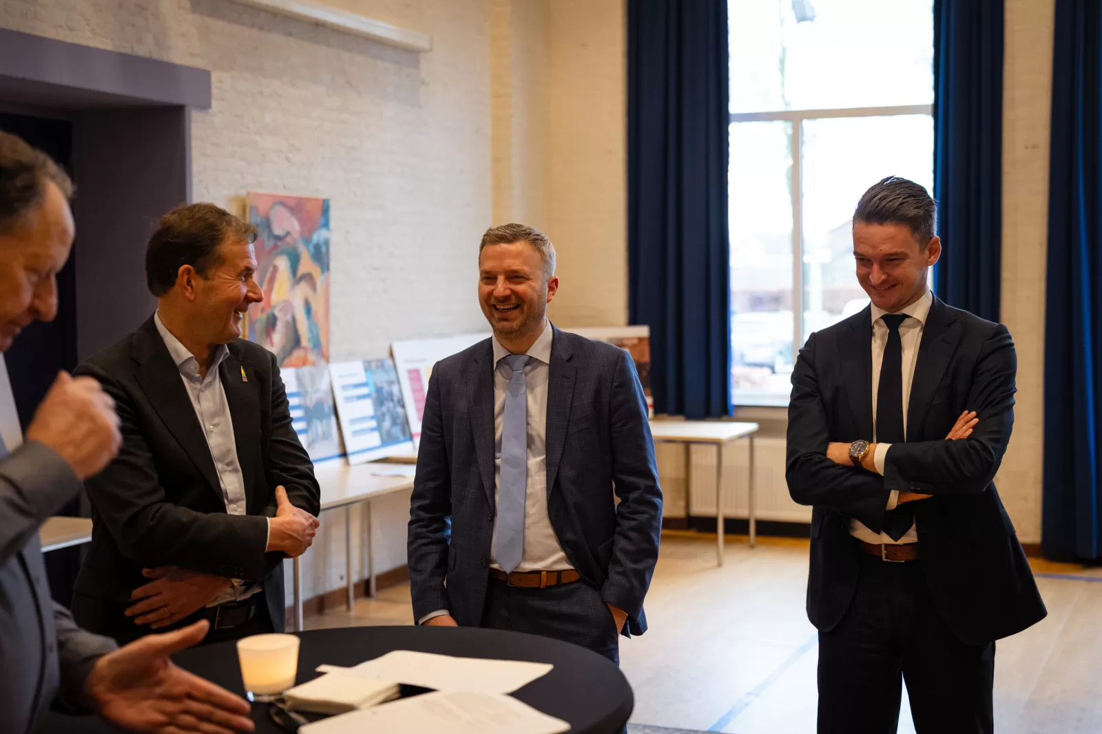 Gedeputeerden Theuns, van Muilenkom en Vreugdenhil in gesprek bij Dorpshuis de Paulus in Winssen