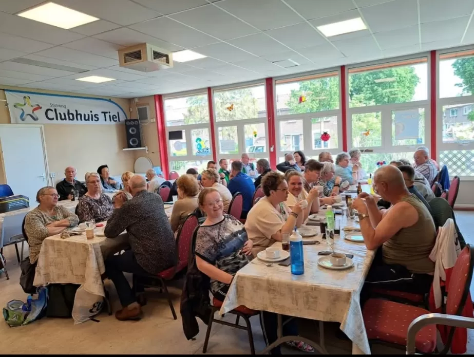Samen eten bij clubhuis Tiel