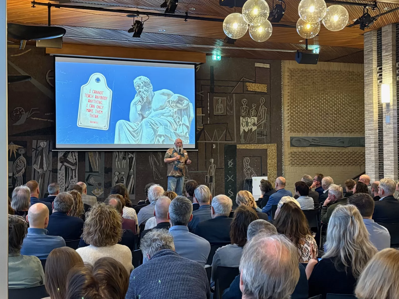 Ferenc van Damme spreekt tijdens Wijken- en Dorpendeal symposium