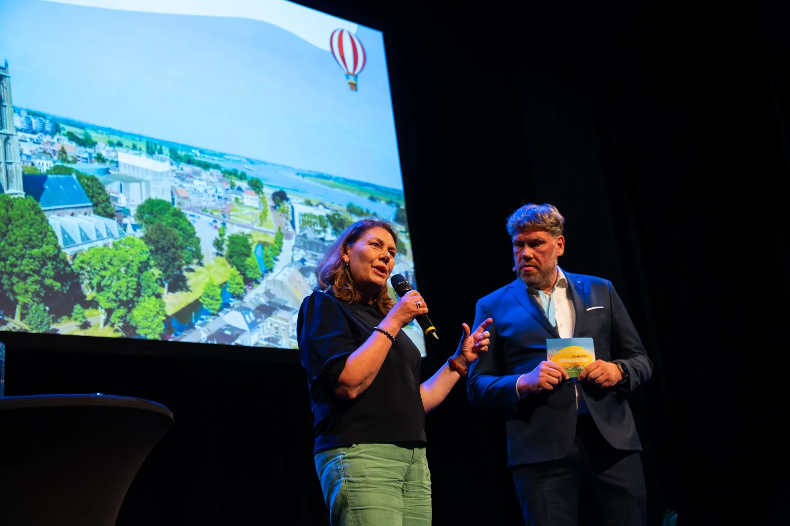Burgemeester van Wigmond op het podium