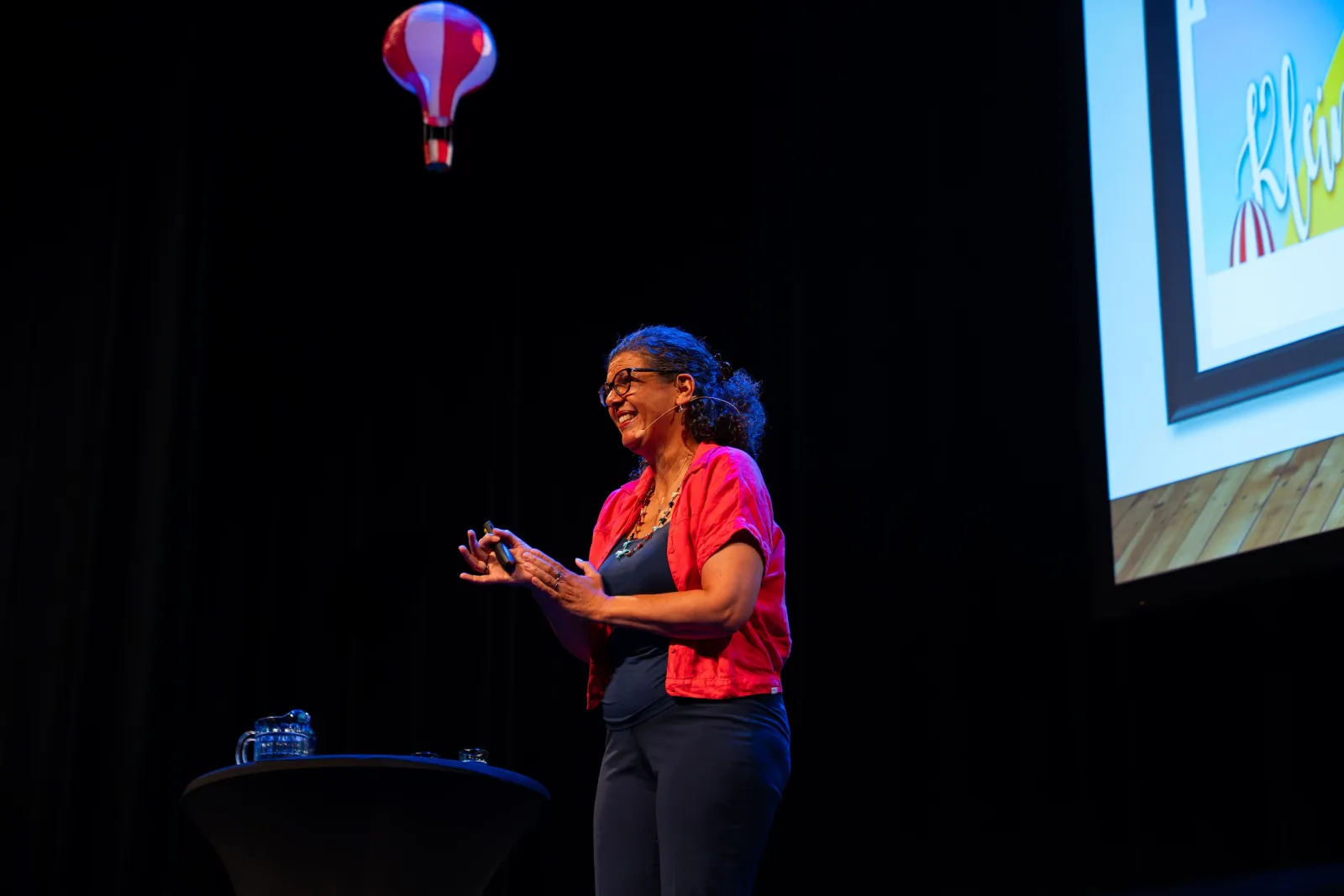 Spreker Fenneke Wekker op podium van het Zomercongres