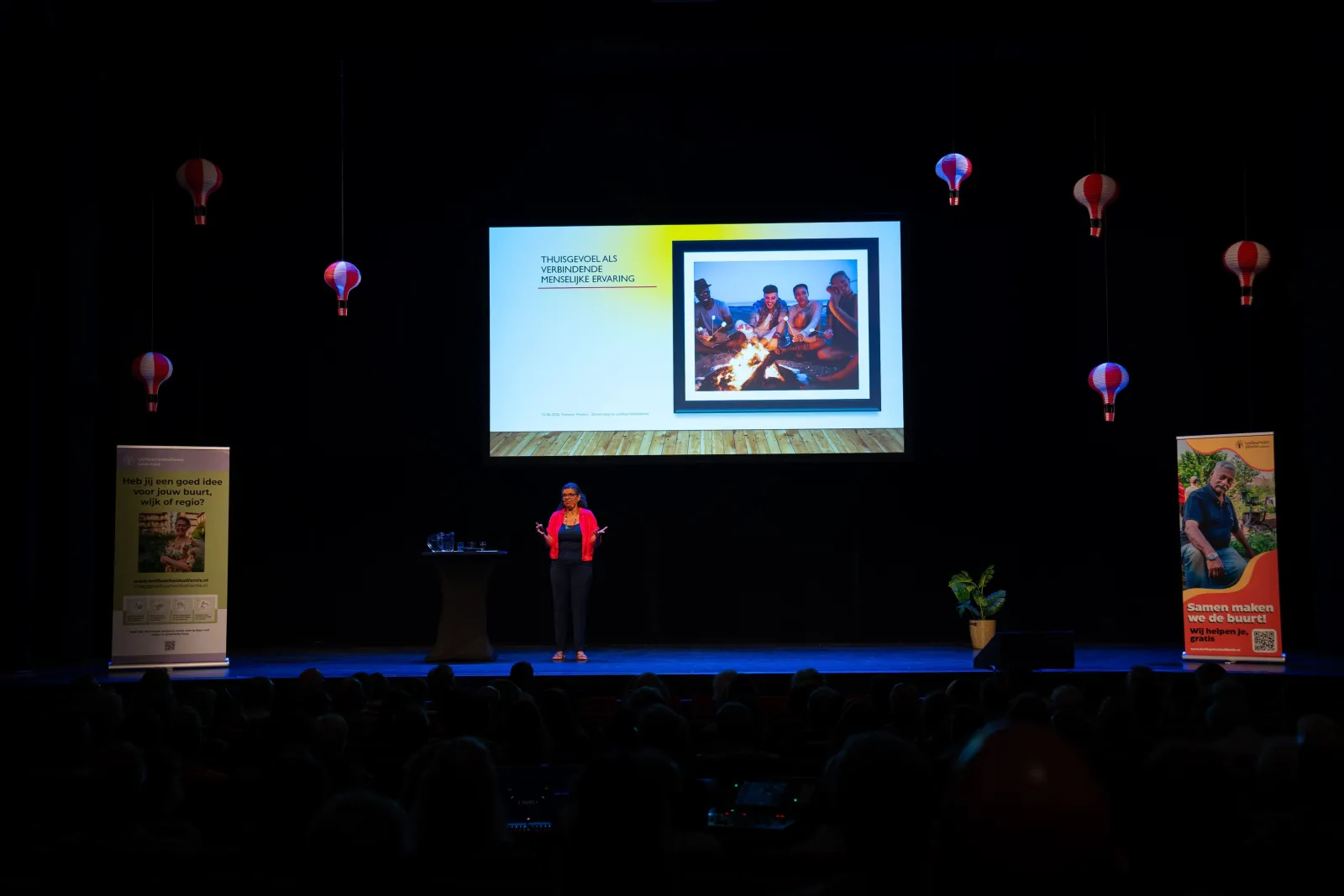 Spreker Fenneke Wekker spreekt op het podium van het Zomercongres
