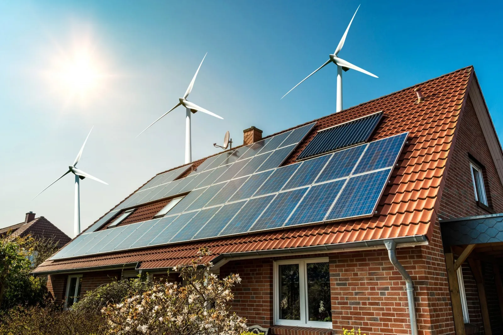 Stock foto zonnepanelen op gebouw