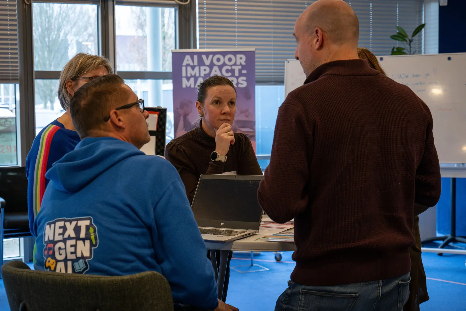 Gesprek tijdens de hackathon bij AI voor impactmakers