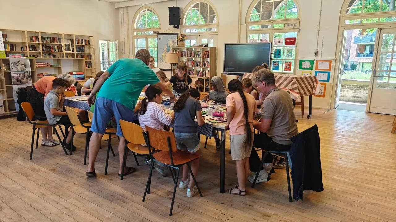 Wethouder Broeren met kinderen de Muze